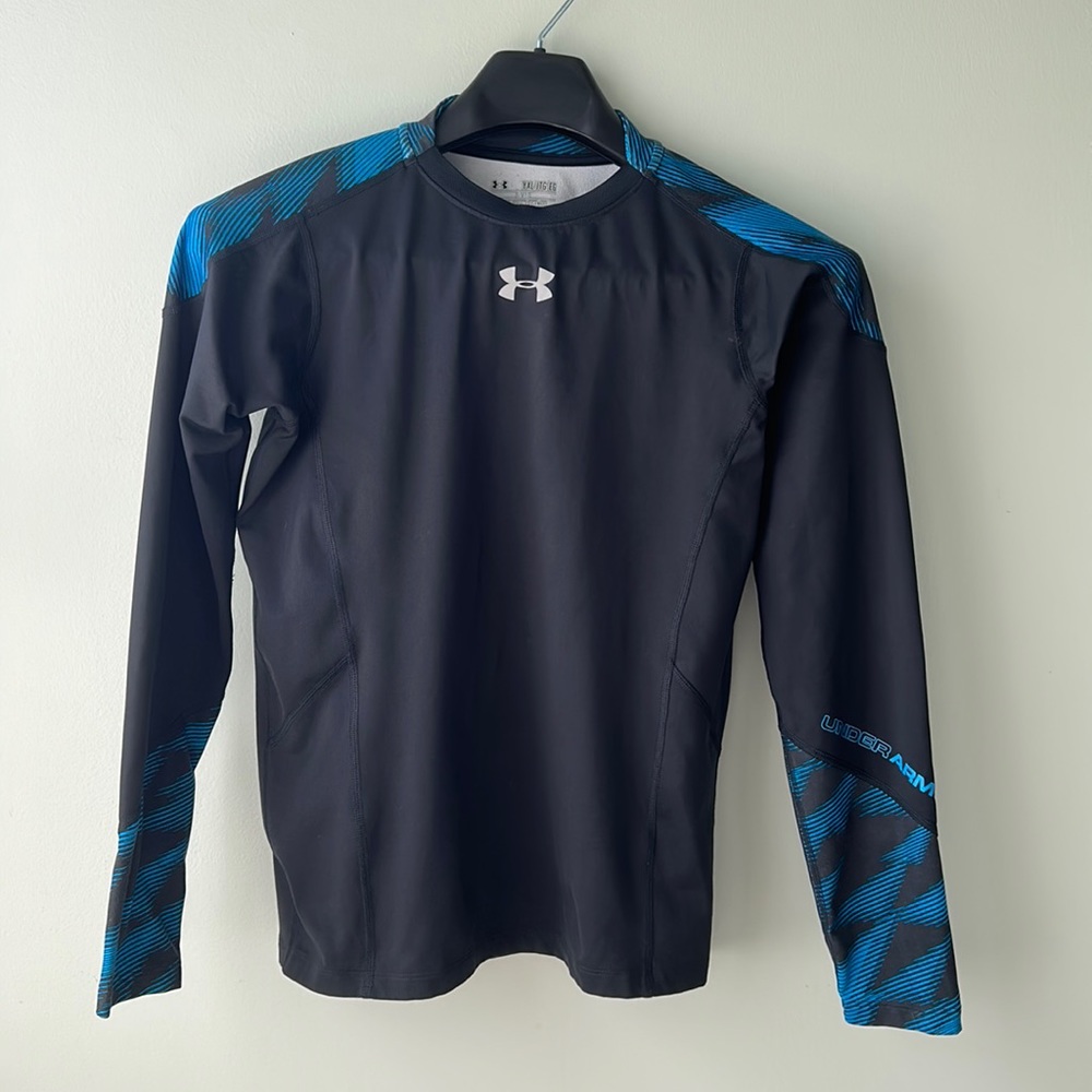 Boy’s XL Under Armour fitted long sleeve top.